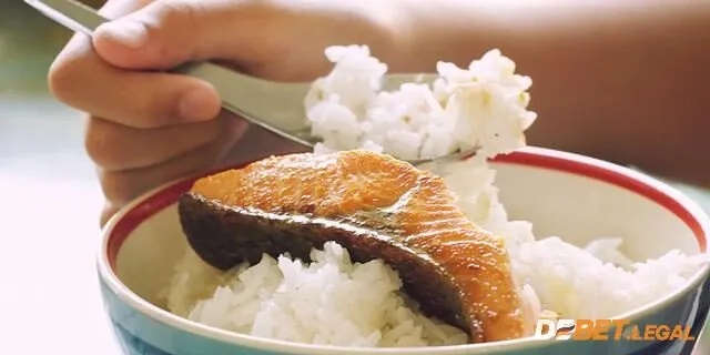 Khám phá mơ thấy cá điềm gì? Đánh số nào? 1 Chiêm bao bản thân mình đang ăn cá